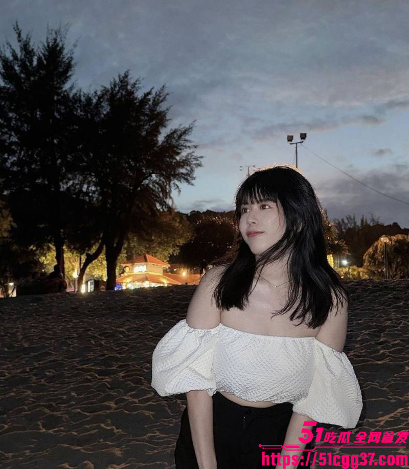 云南大二新生 张妍希 为追帅学长自拍骚浪视频 模拟骑乘巨乳狂晃 吐舌添唇表情淫荡！