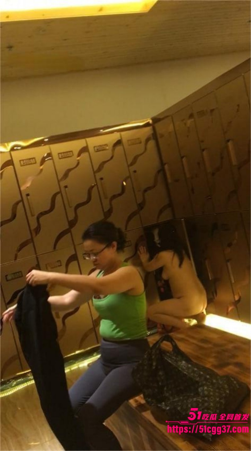 女人坑女人系列 温泉洗浴偷拍各种年龄段尤物 美乳粉穴清晰可见一次看个爽