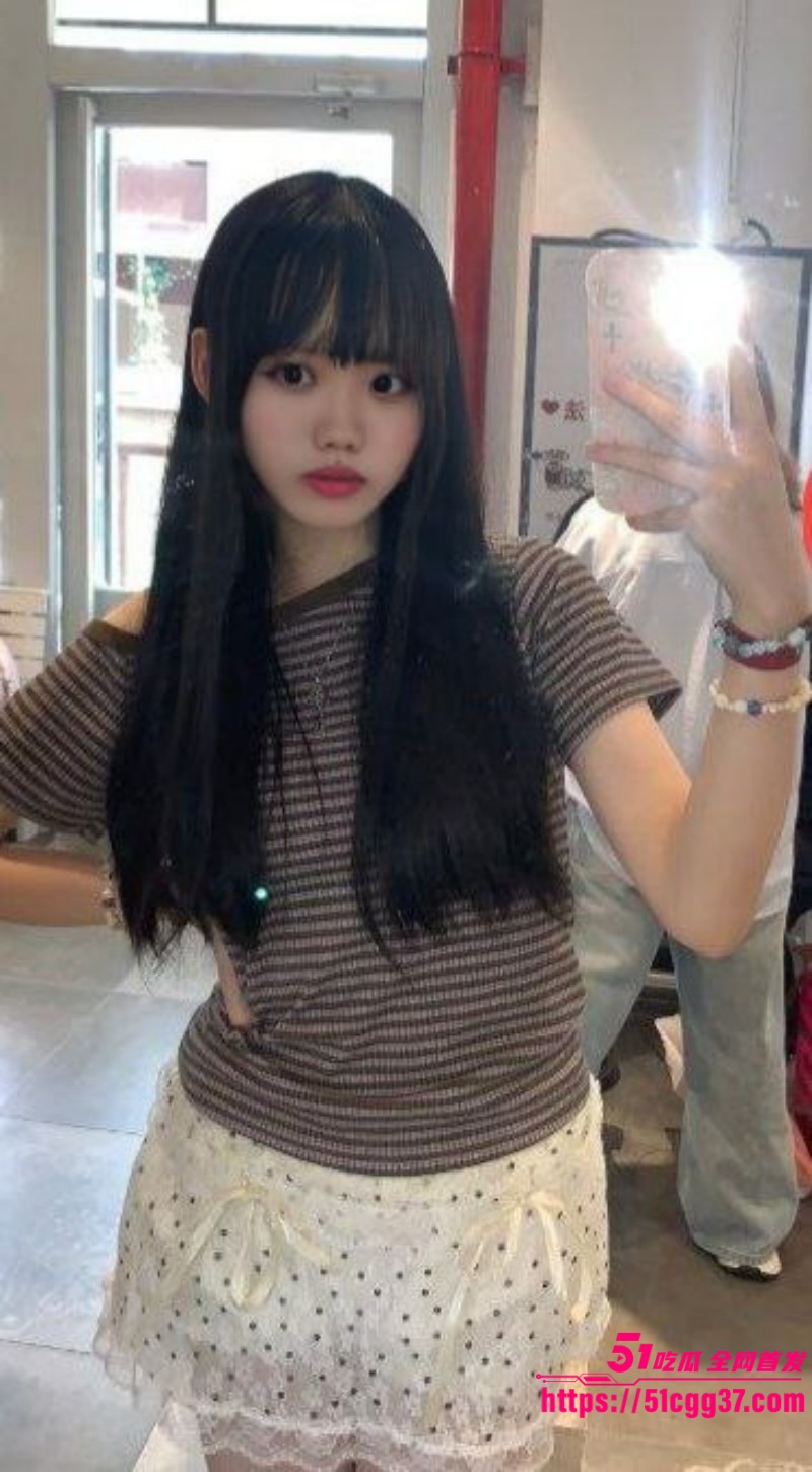广西精神小妹 龙冰瑶 裸贷视频流出 为了给男友买手机主动露出酮体供人调教 美乳粉穴蹂躏玩弄 尺度直接冲爆！