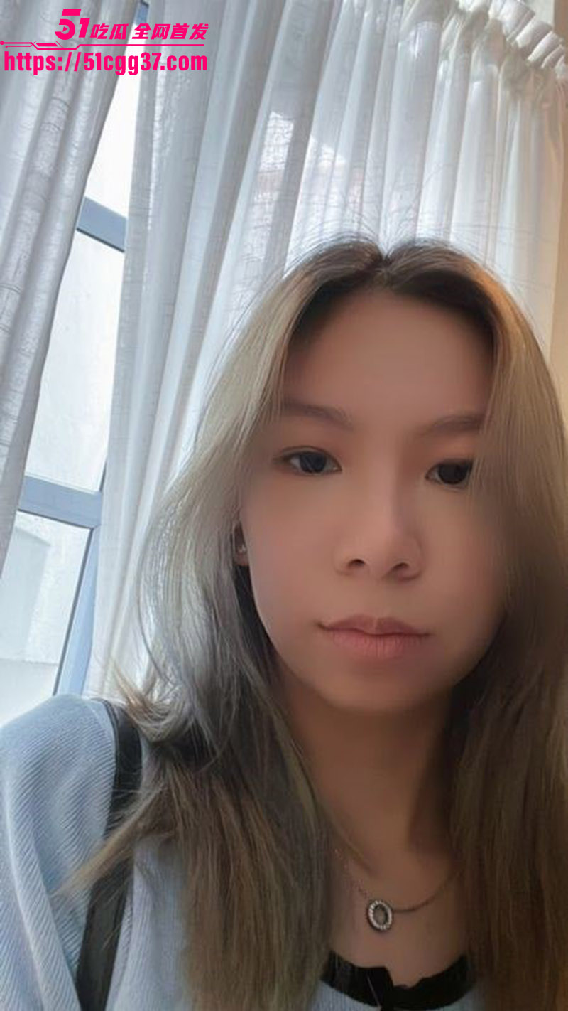 新加坡20岁正妹性爱自拍外流 男友无套打桩美乳乱晃 后入狂操臀浪翻涌 浪叫到失声！