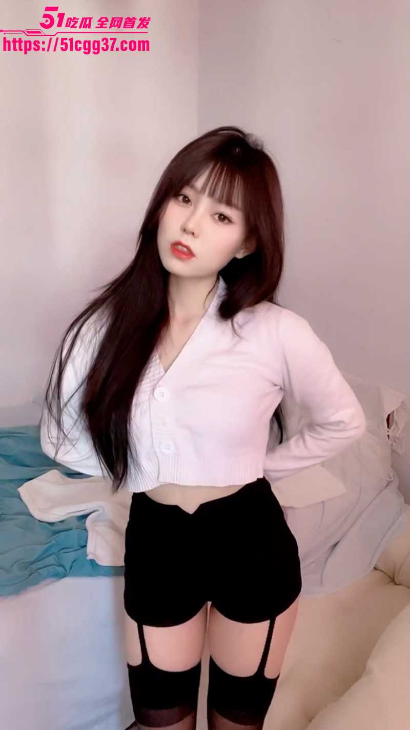 广东大学生 夏晓燕 私密视频被曝光 不同服装热舞挑逗 骚逼骑乘榨精 初恋感爆棚！