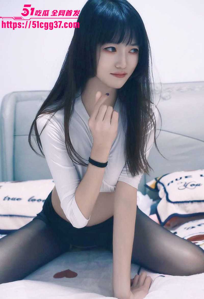 绝美高校女神情侣私拍泄密 玩反差扮露脸母狗 黑丝大长腿骑乘猛摇 丁字裤勒进股沟后入挨操 骚度直接拉满！