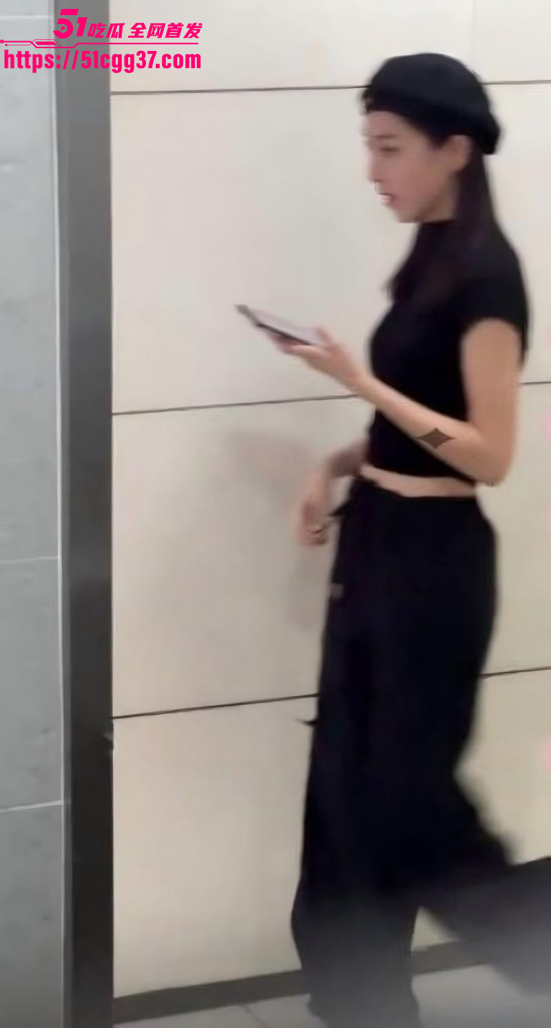上海男子写字楼女厕偷拍被抓016