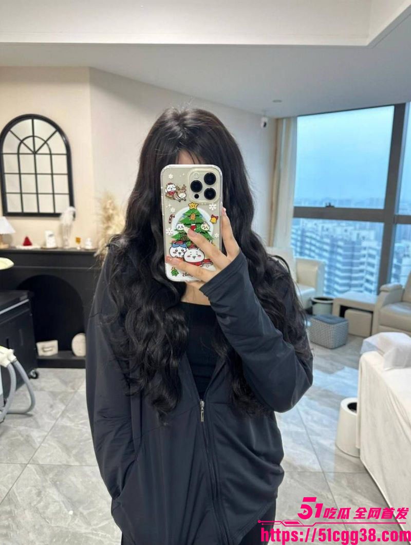 超级卡哇伊美女 线下约炮金主视频 露脸口交深喉吞吐肉棒 女仆装镜前骑乘狂扭 啪啪声响彻房间！
