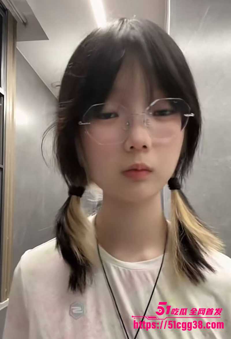 大一眼镜骚妹 马梓怡 清纯外表极致浪荡 玩裸聊调情扣逼撩骚 露脸舔屌被后入爆操 骚到炸裂！