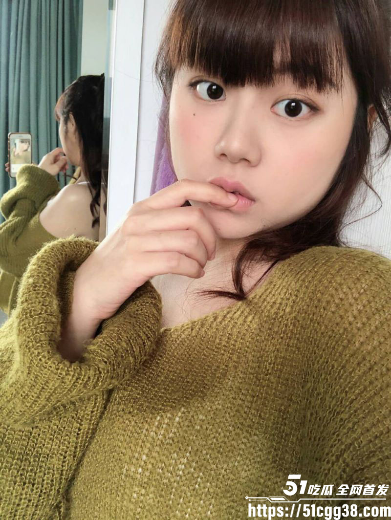 齐刘海巨乳大一新生被金主4P包养 2