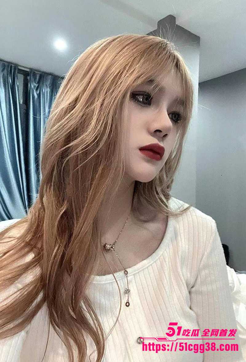 上海超美精神小妹 情侣淫片流出 堪比顶级女优自带媚骚淫劲 全程露脸口交撅着大腚被后入爆操！