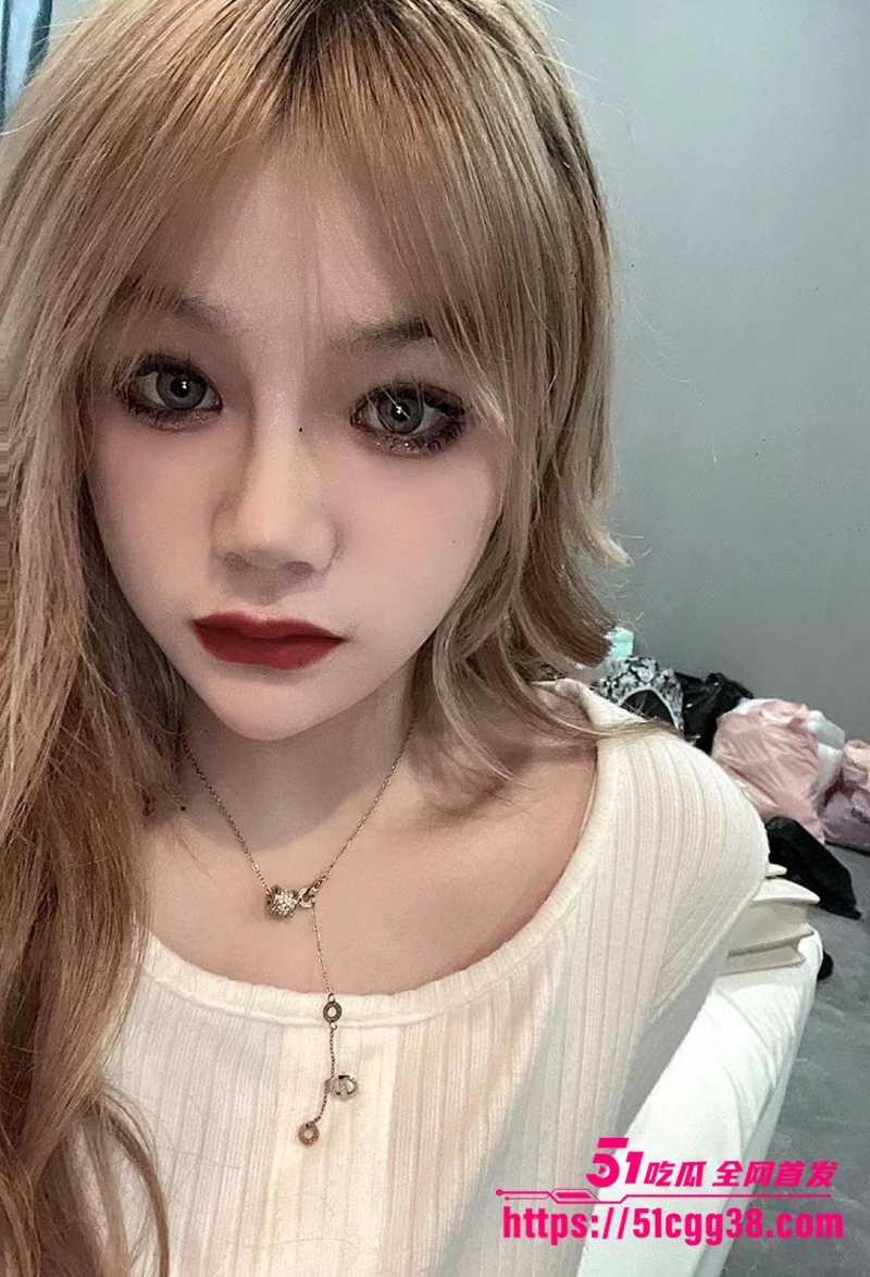 上海超美精神小妹情侣淫片流出 2 拷贝