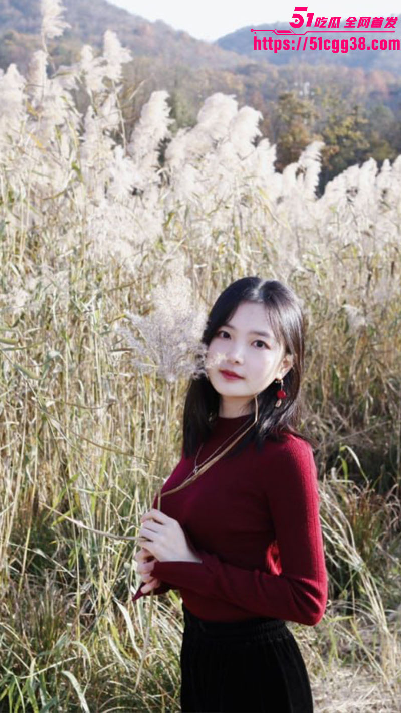 江苏海洋大学女神 刘璐 男友异地恋苦追多年惨败 被开宝马富哥半个月轻松拿捏 多年感情不敌金钱轰炸