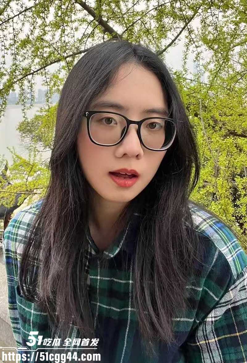 超骚反差眼镜妹 情侣私拍流出 文静性瘾母狗户外露出浪到腿软 车库深喉床上虐穴 骚到你当场硬爆！