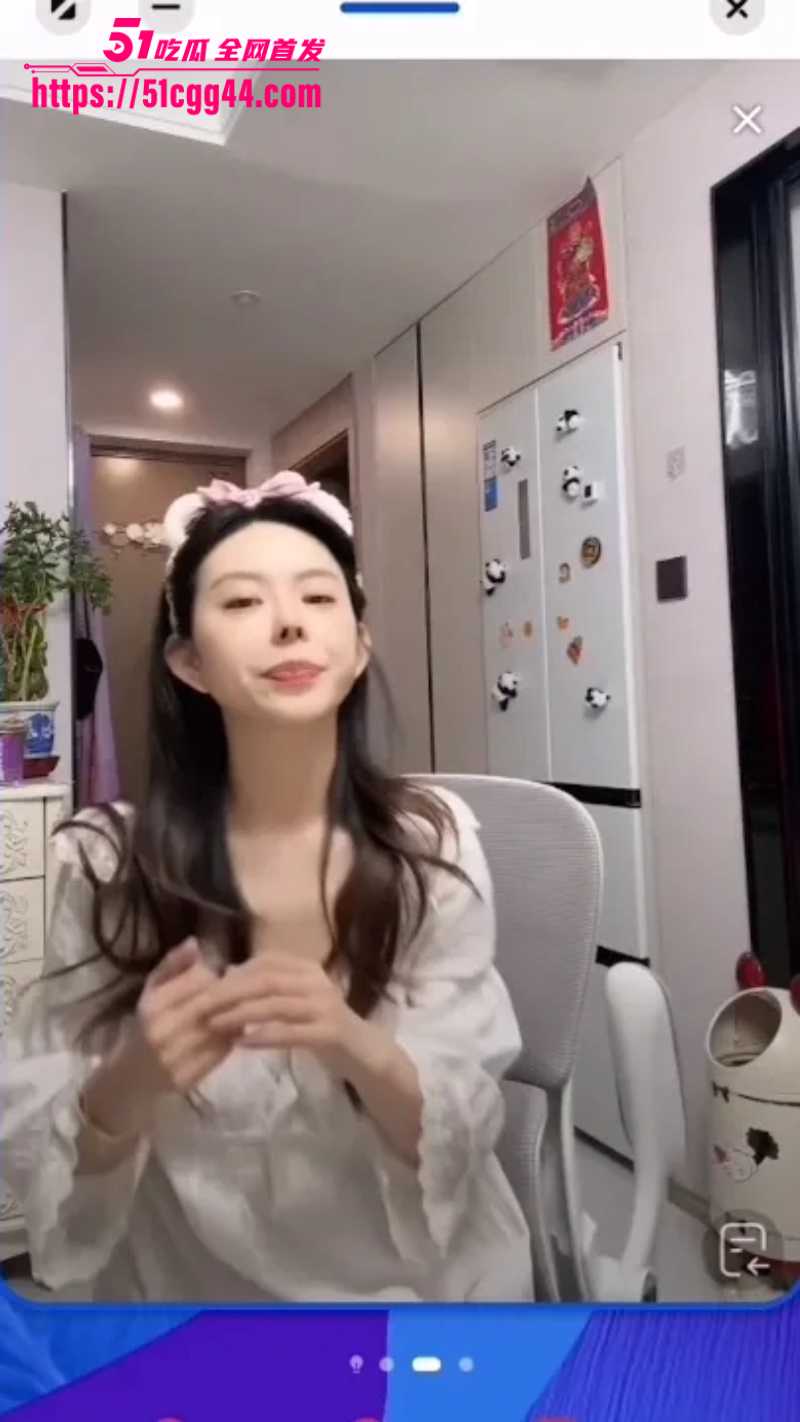 抖音快手网红擦边漏点闪现镜头合集曝光 小主播找到流量密码直播擦边漏奶 各种肤白貌美大长腿频频闪现！
