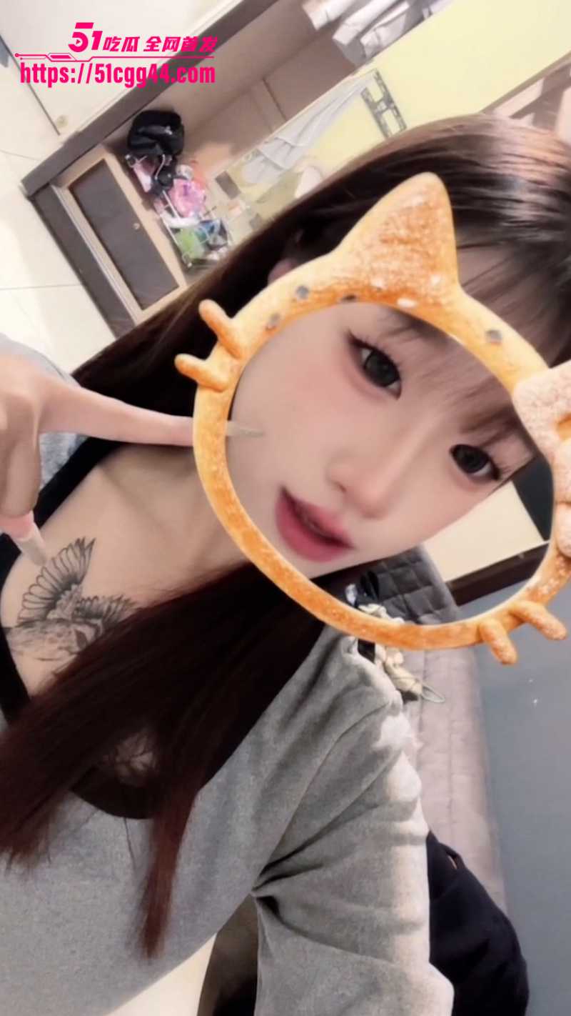 高颜值餐厅女服务员 黄宇男 不雅视频 雕龙画凤符文战士床上大战三百回合 强按双腿舌头舔逼浪叫不停