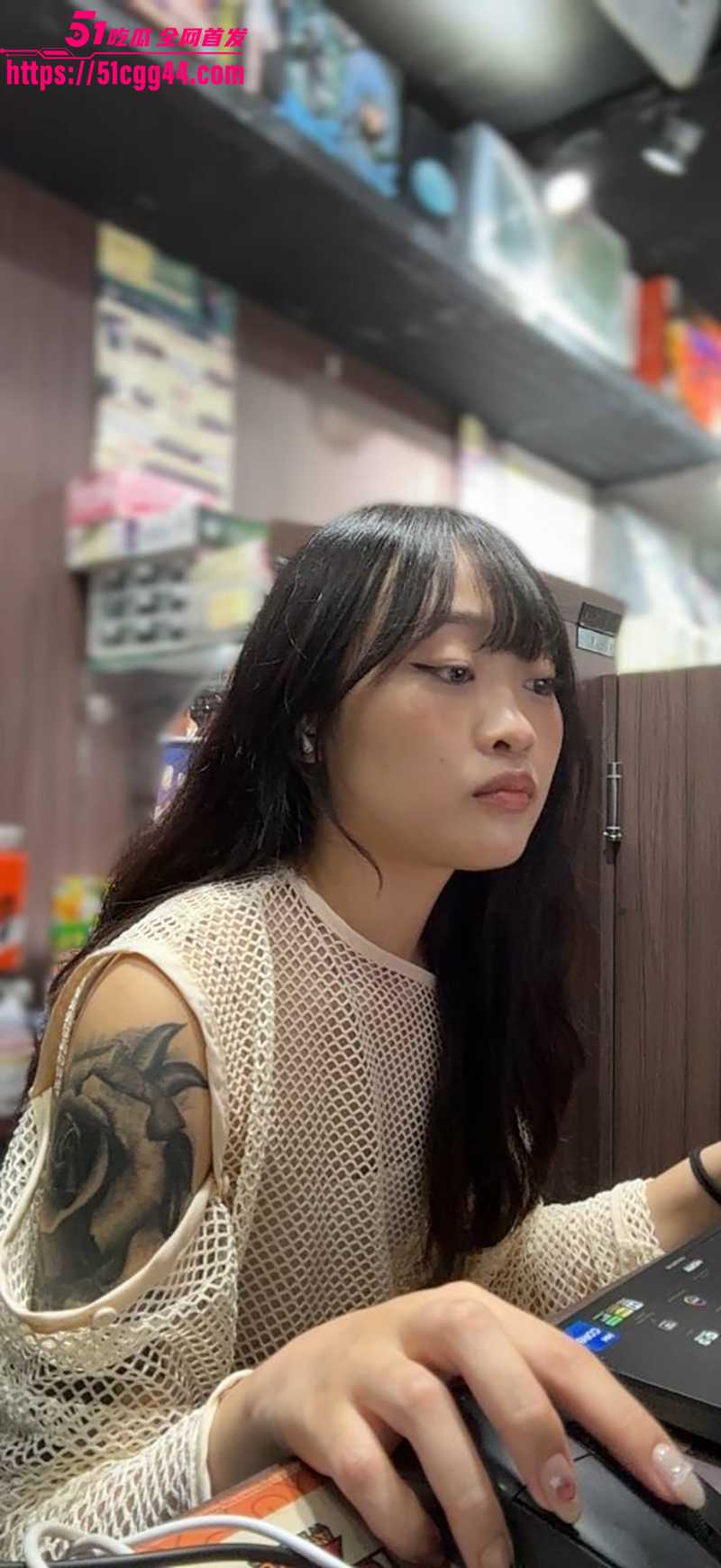 银行柜姐 张尹慧 不雅视频流出 与男友视频裸聊 浴缸内热吻缠绵做爱 纹身情侣肉搏画面骚炸！