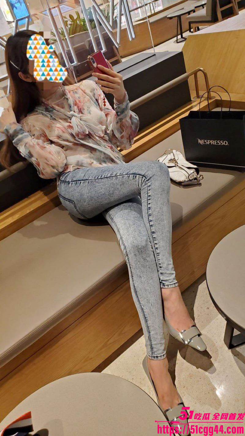 丈夫出轨被妻子带亲友堵房抓现行 3