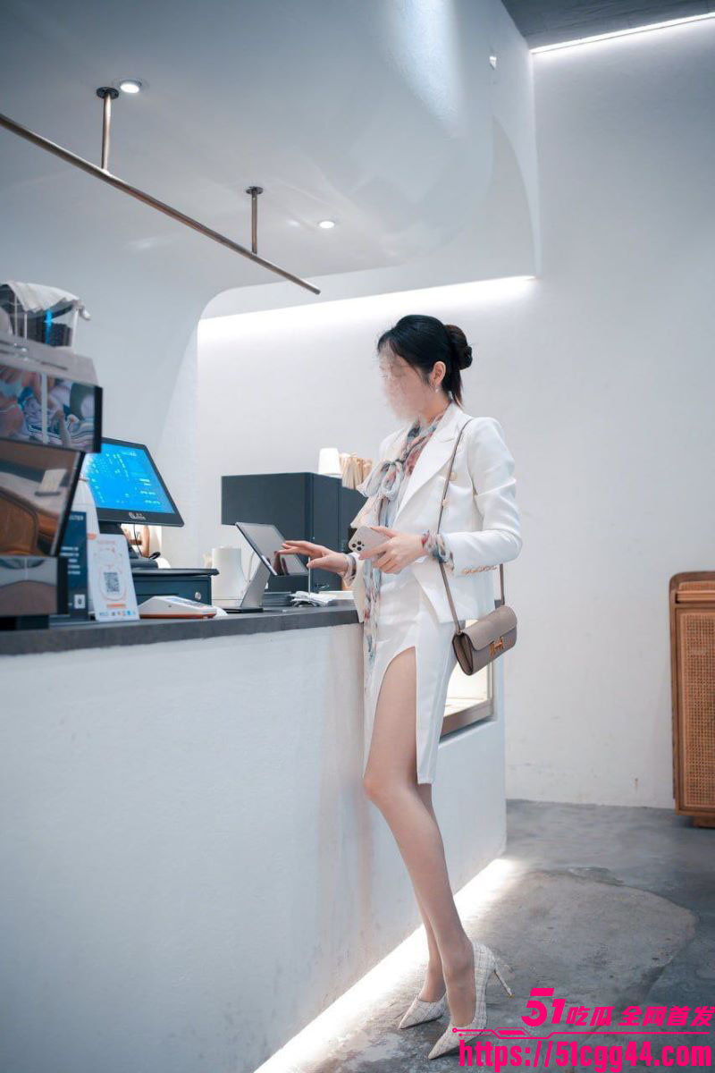 丈夫出轨被妻子带亲友堵房抓现行 4