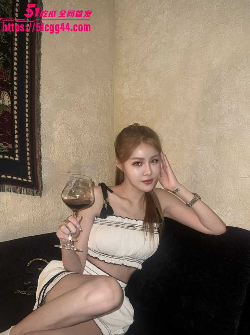 外网美肤博主 唐恩 露脸性爱合集 丰满大奶雪白肌肤 榨精时的淫荡表情 极品炮架本色尽显！