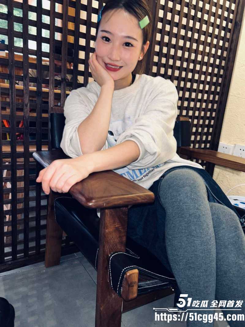现实版逆天NTR 风骚女友酒店打牌 竟然被惩罚陪睡 事后分享给男友后 致其崩溃全网曝光！