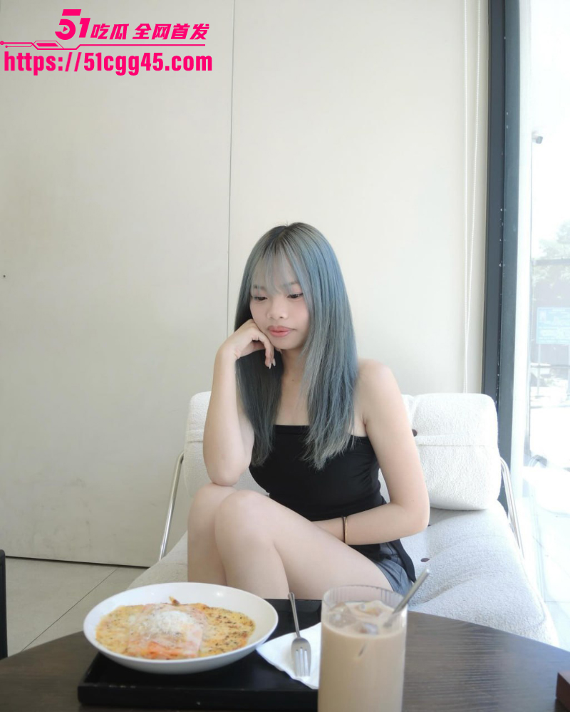 网友独家曝光 骚逼女友私密视频 录屏女友换衣画面 POV视角后入爆操 这是打算换妻得节奏？