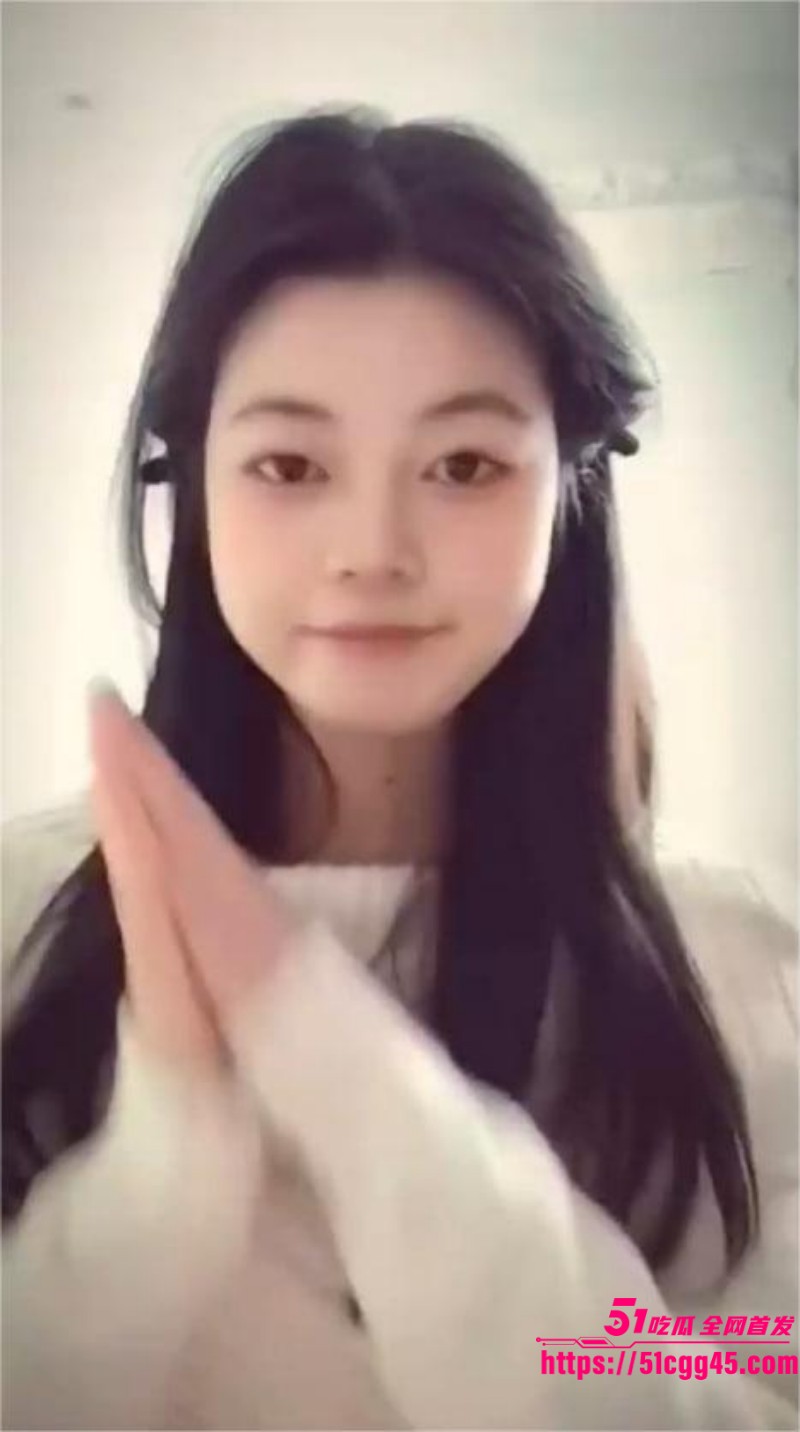 高颜值学生妹遭男友曝光性爱私拍 线上自慰发骚摆弄美乳蜜穴 线下口爆吞精淫态拉满