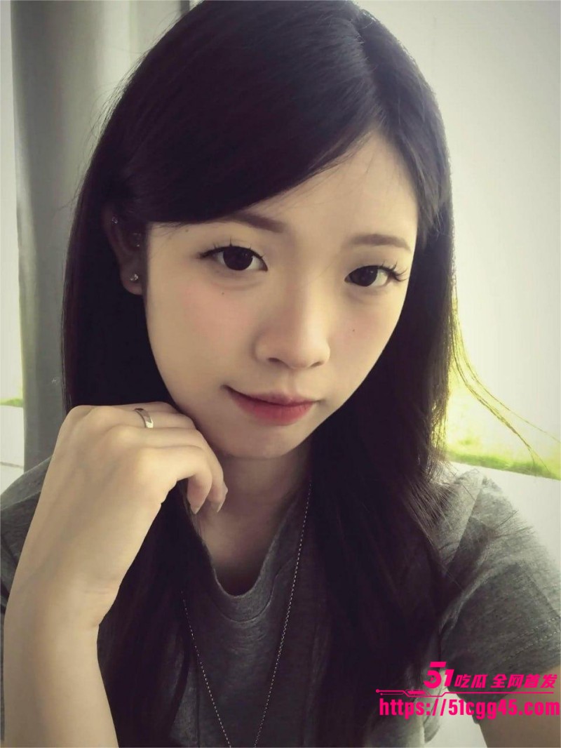 甜美系少女线下奔现 淫荡私拍 揉奶扣穴骚叫响彻房间 口爆中出多毛骚逼红肿不已