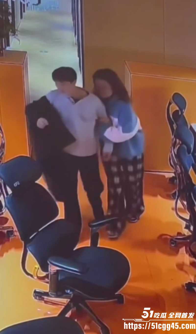 湖南岳阳某网吧一女子强行壁咚小伙05