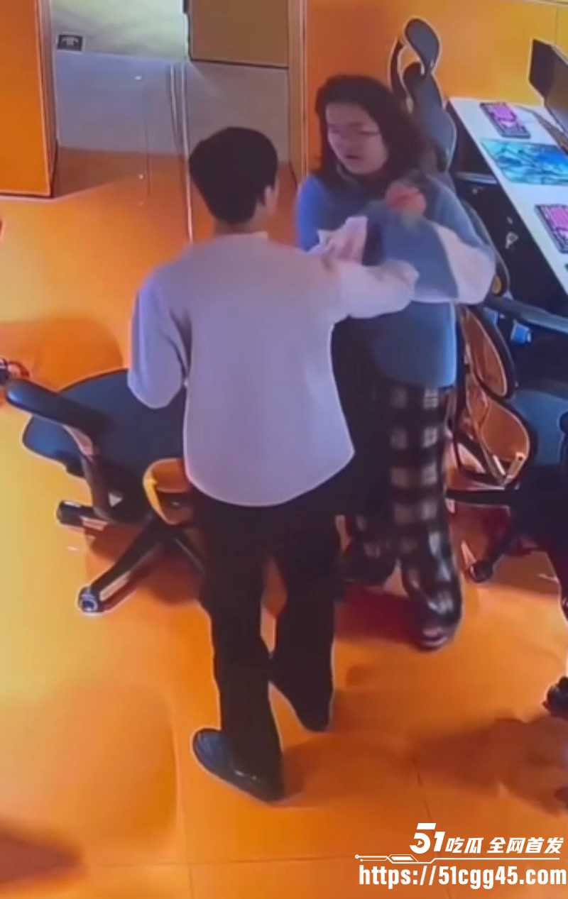 湖南岳阳某网吧一女子强行壁咚小伙03