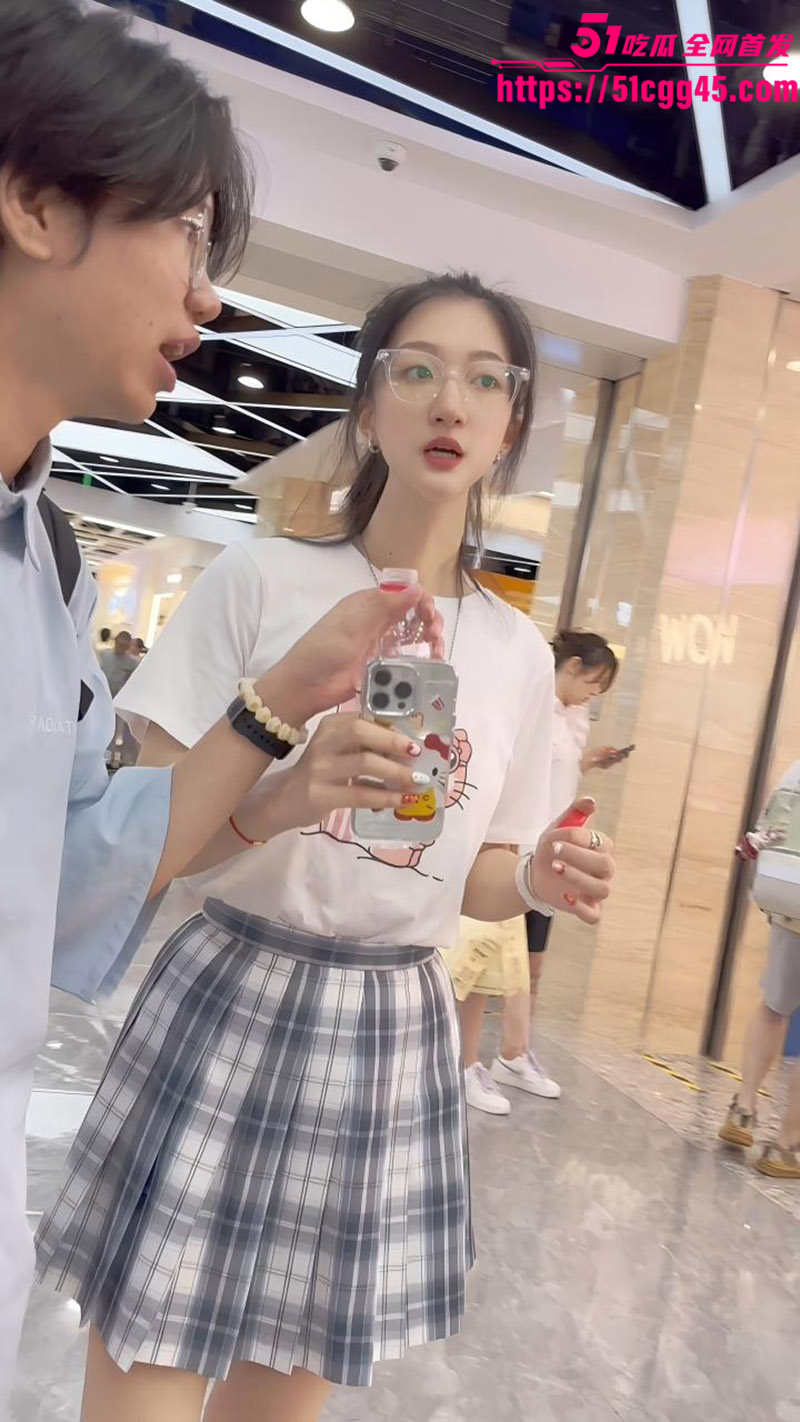 抄底大神KFC成功抄底极品JK眼镜妹 身高气质拉满 白色蕾丝内刚换就被精准捕捉 冷艳女神反差感太强！