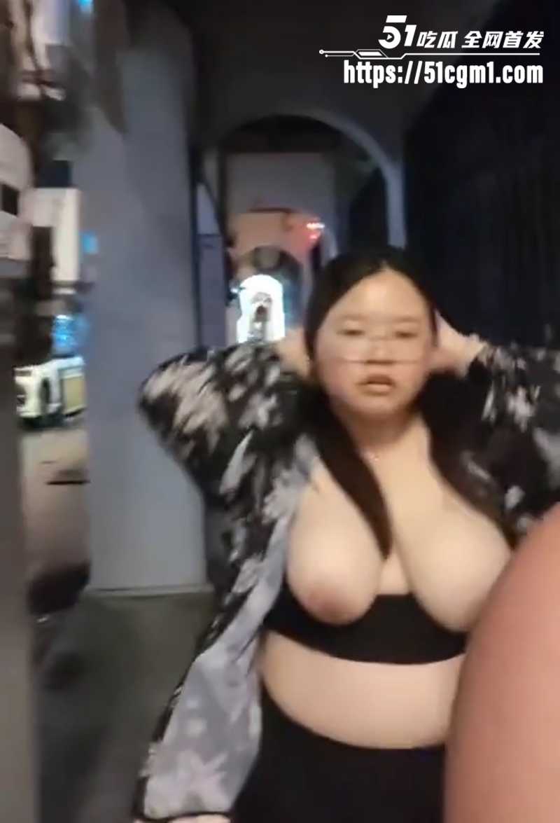 马来西亚巨乳反差眼镜婊子街头上野外露出视频流出5拷贝