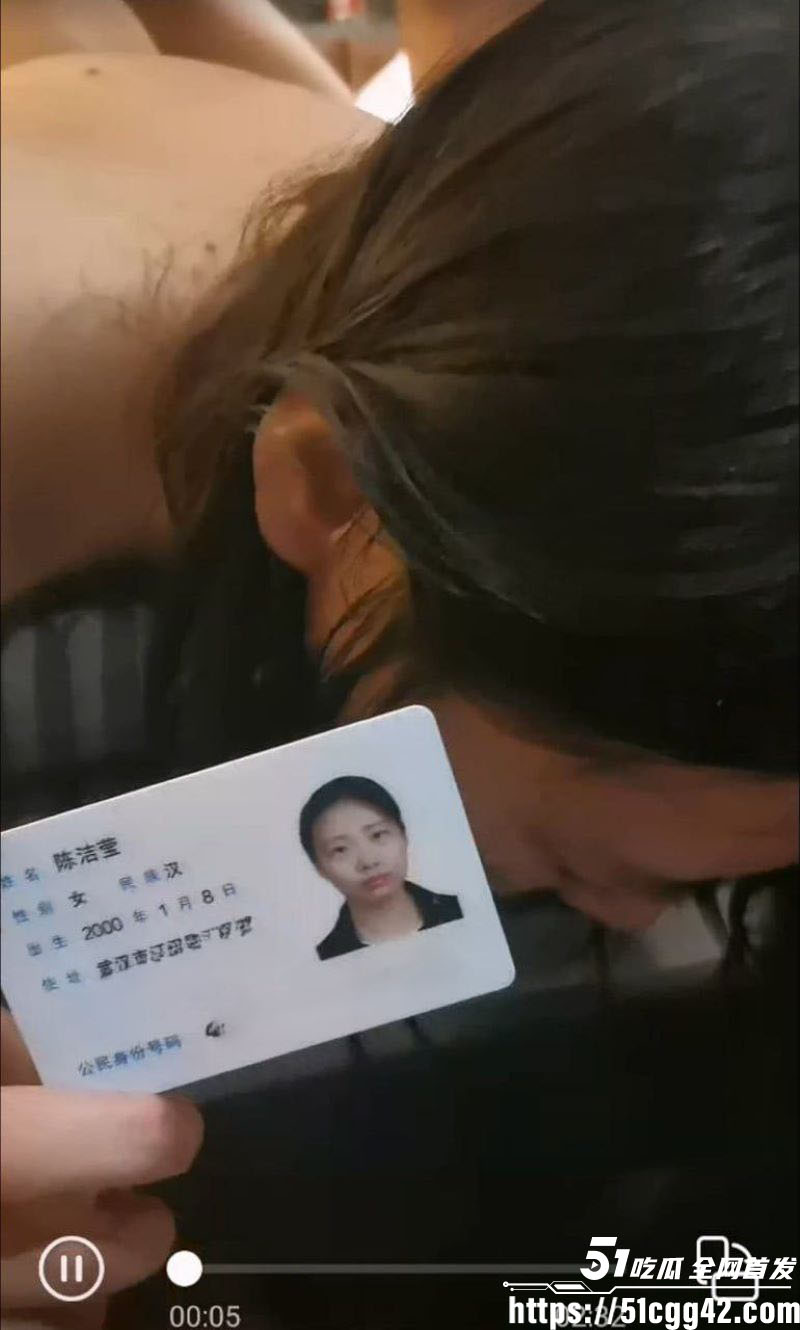 武汉00后老师 陈莹洁 被金主调教成母狗 户外多P露出 树上捆绑狗链跪爬 多人狂操内射 反差崩坏到极致！