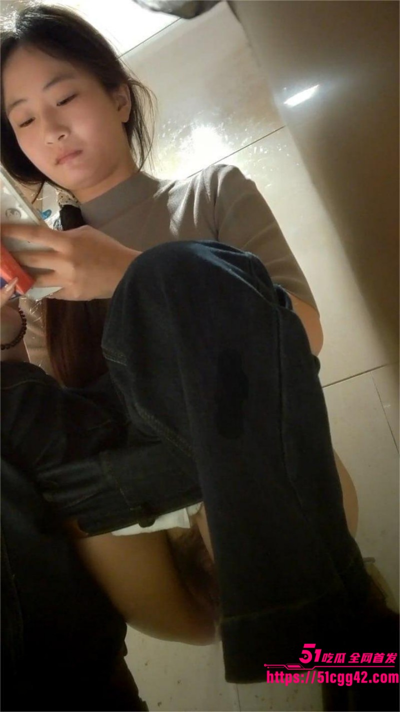 酒吧女厕高清前景偷拍 5