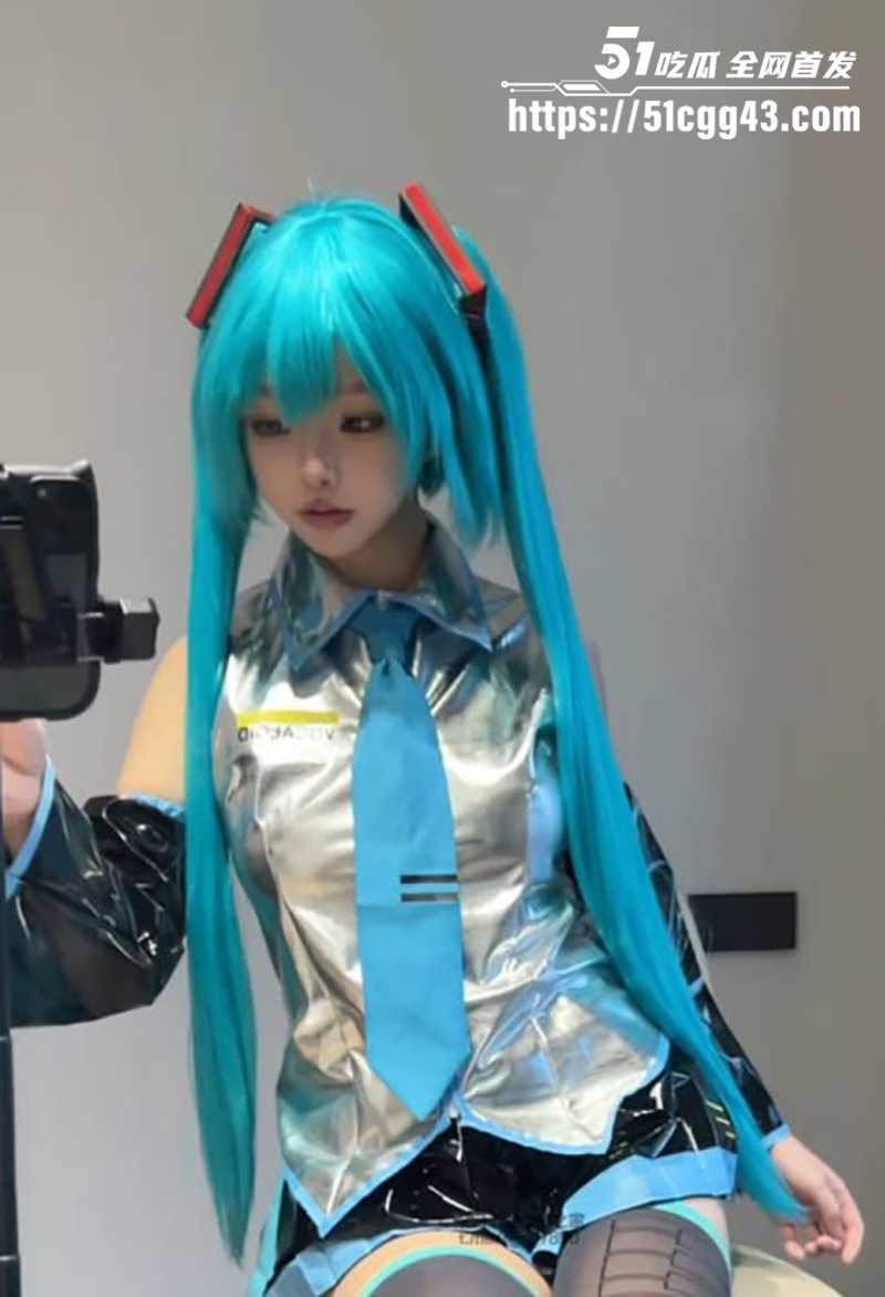 顶级白虎coser 悠宝三岁 露脸福利 真空短裙展示嫩穴 假屌狂捅汁水四溅 高潮抖动如电击！