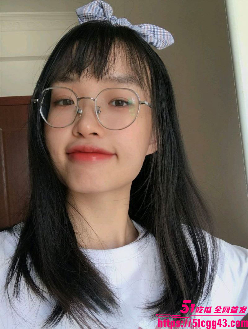 广西大四学生妹陈思思抠逼自慰视频被男友曝光！ 3