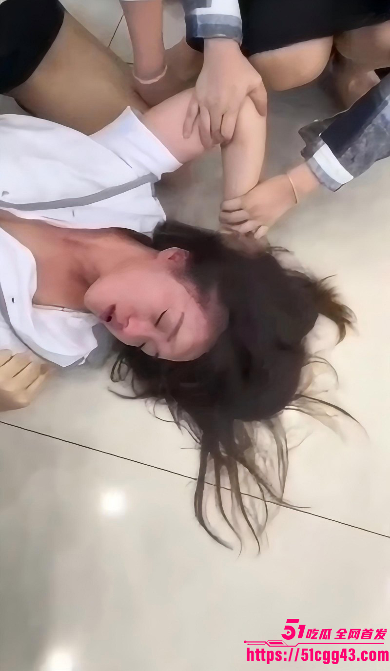 深圳再现抓奸名场面 原配集结亲友合力围剿小三 连环耳光扇到脸红肿 啪啪声清脆响亮！