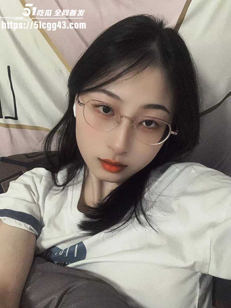 大学眼镜妹 私密视频流出 3