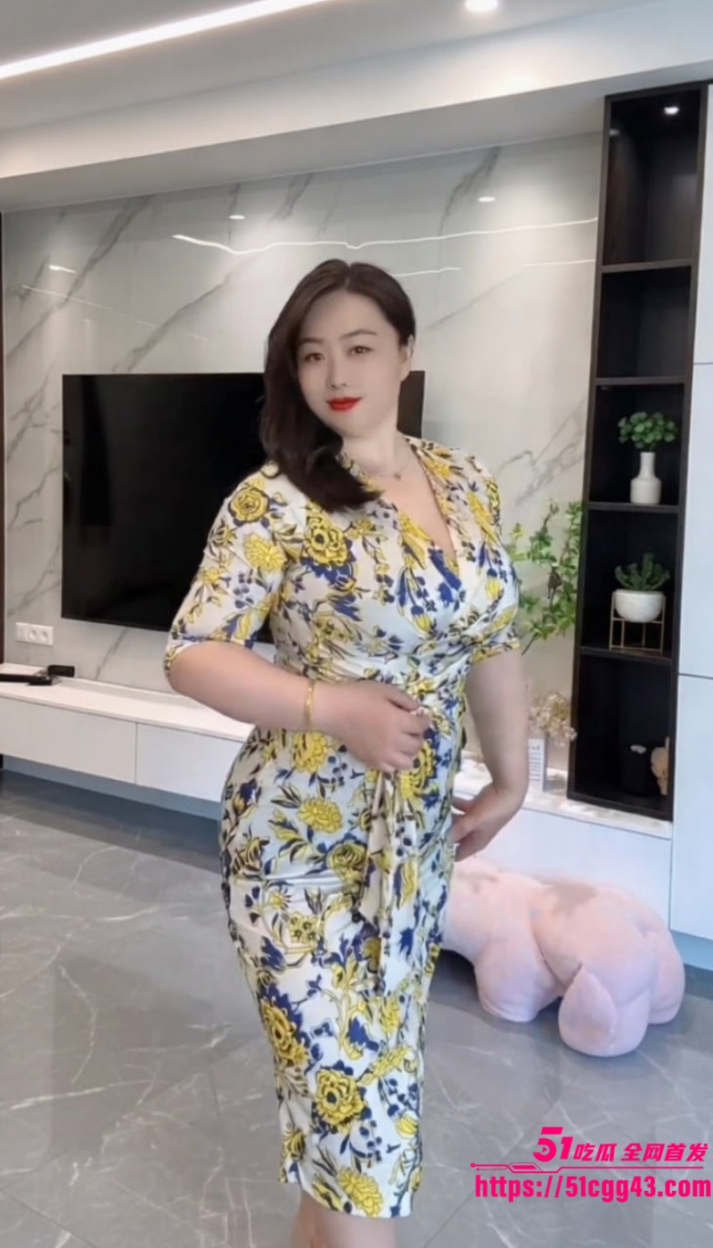 抖音熟女网红 月牙 金主定制福利 风骚美妇撅臀揉奶摆弄酮体 主动撅臀后入骑乘呻吟娇喘不断