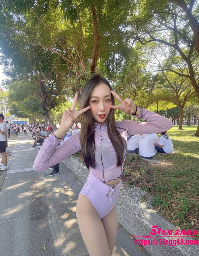 极品辣妹定制私拍流出 纯情少女遭金主调教沦为母狗 摆弄各种淫骚动作画面十分吸晴
