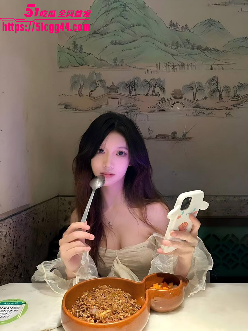 重庆颜值校花 徐雨婷 被包养调教 露脸深喉口交大秀神技 金主桌前猛力后入狂干 昔日女神变专属母狗！