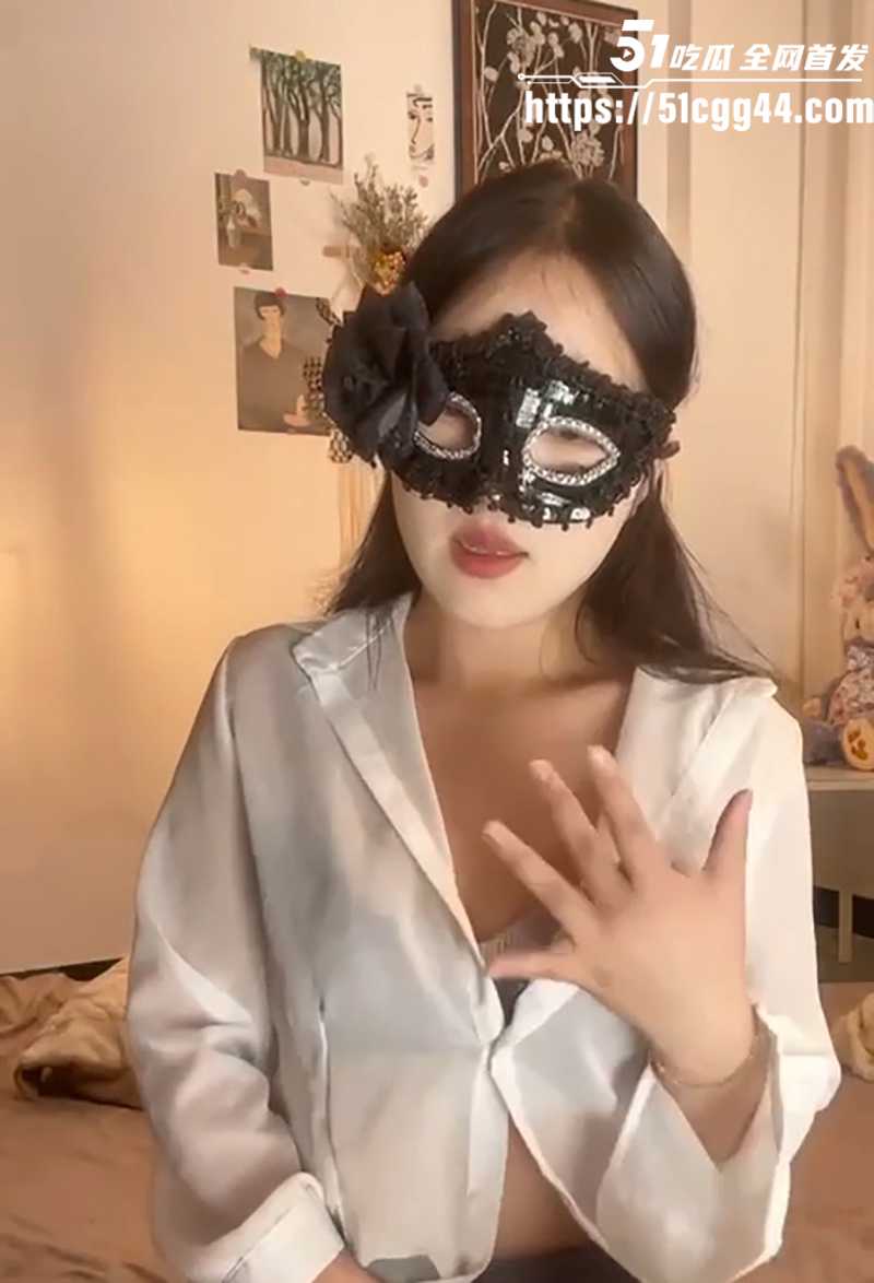 肥臀瑜伽网红少妇 付费私定福利 给土豪粉开小灶 露奶掰穴浪叫卖骚 穿黑丝开档玩扣穴自慰 骚气逼人！