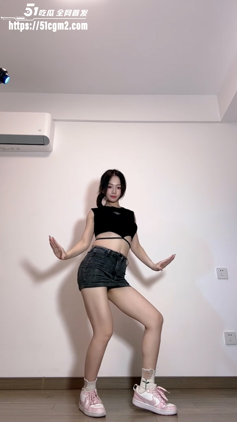 推特西西团队 蚊子 私人露脸定制 专业级动感裸舞 顶臀摇摆间美乳狂抖 汗液布满每一寸肌肤 让人兽欲直冲脑门！