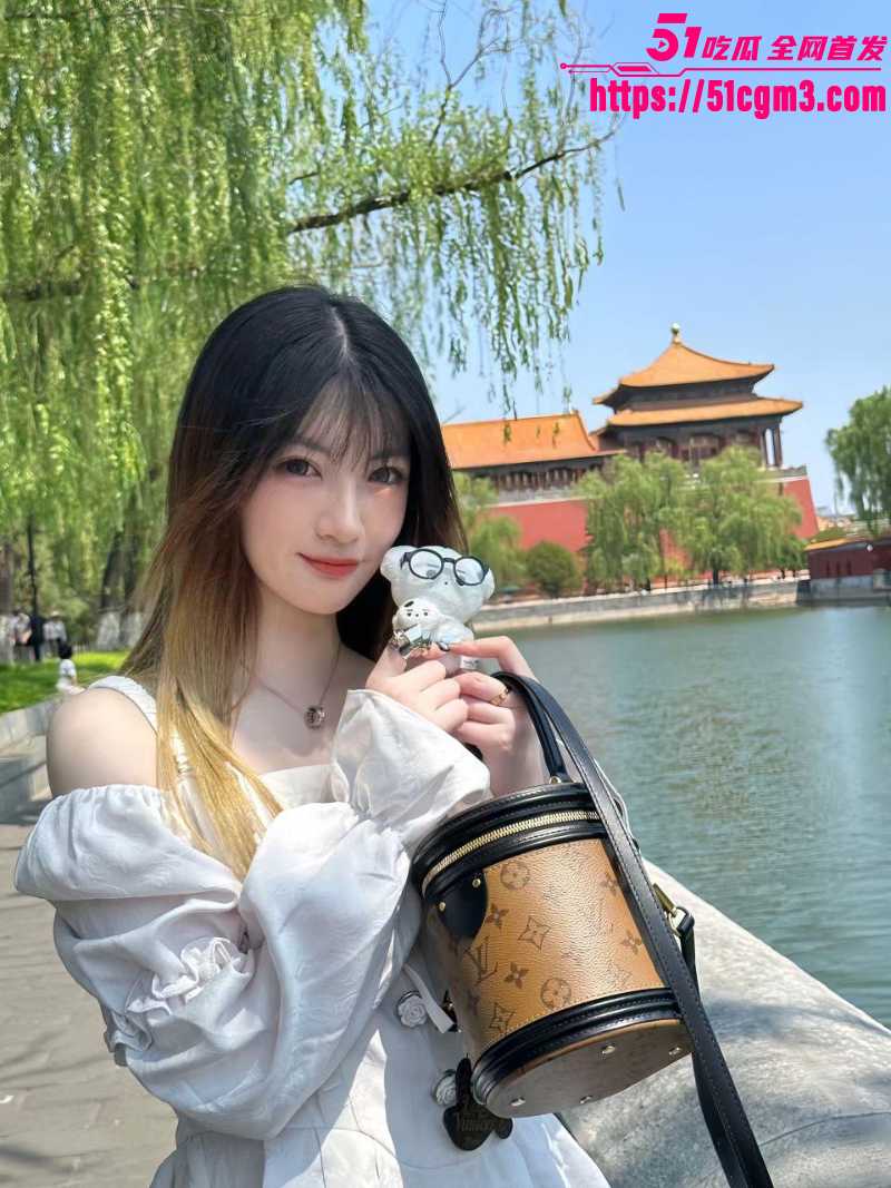 杭州绿帽淫妇 何悦奕 嫌弃男友弱精症 出轨金主玩自慰裸拍 白虎粉穴潮喷不断 如被情丝缠身！