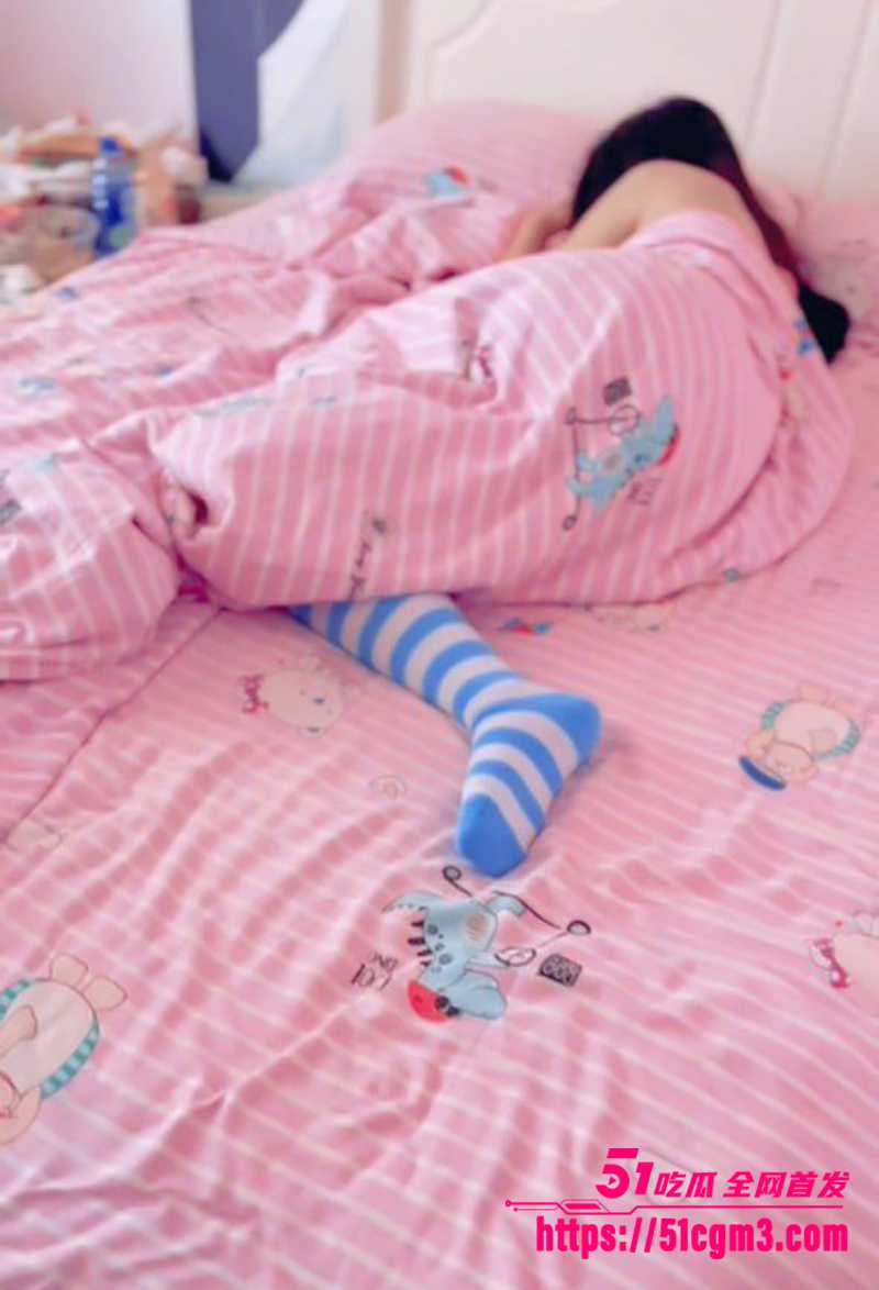 海角博主 家有爱女初长成 乱伦新作 女儿周末在家睡懒觉 竟被强制开机爆操 嫩穴白浆横流超刺激！
