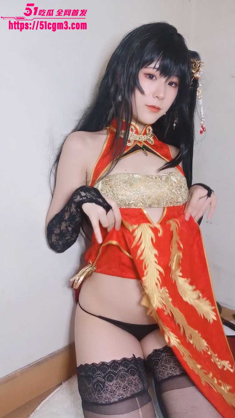 二次元福利姬 荃冉 cos黑丝大凤 开胸旗袍诱惑升级 美腿高抬展示白虎粉穴 媚态神情化身人间欲魔！