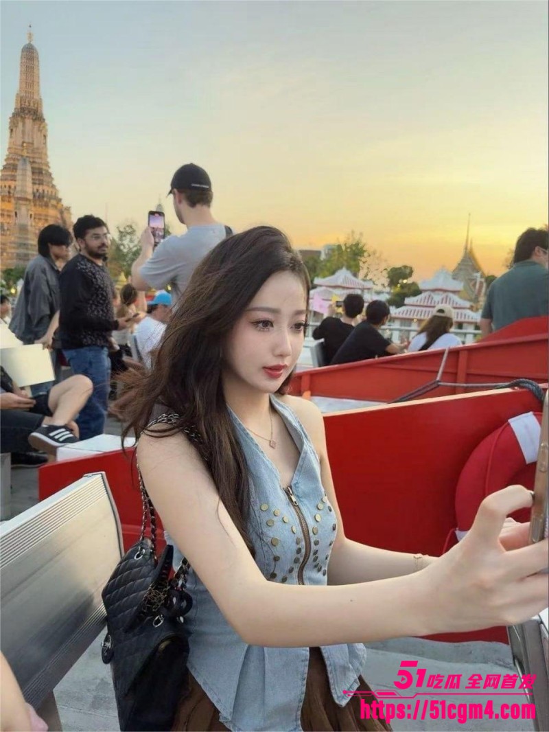 大连银行领导包养清纯网红 甜美少女身穿制服各种姿势服侍肉棒 白嫩娇躯诱人至极 镜头特写记录发骚过程