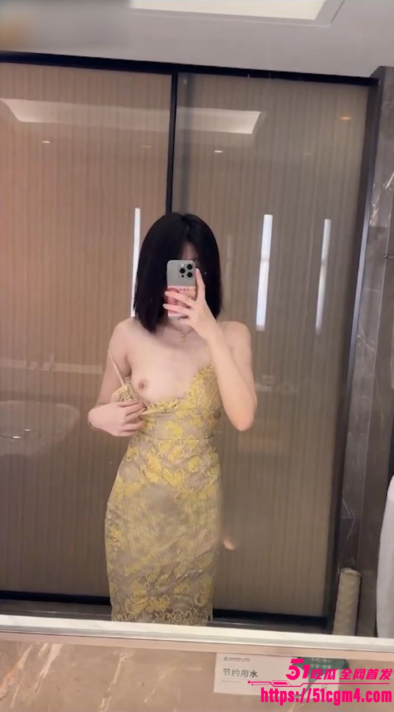 推特女菩萨 April 顶级白虎嫩穴惊艳全网 紧致粉嫩淫水泛滥 紧裹棒身吞吐有力 绝对值得珍藏！