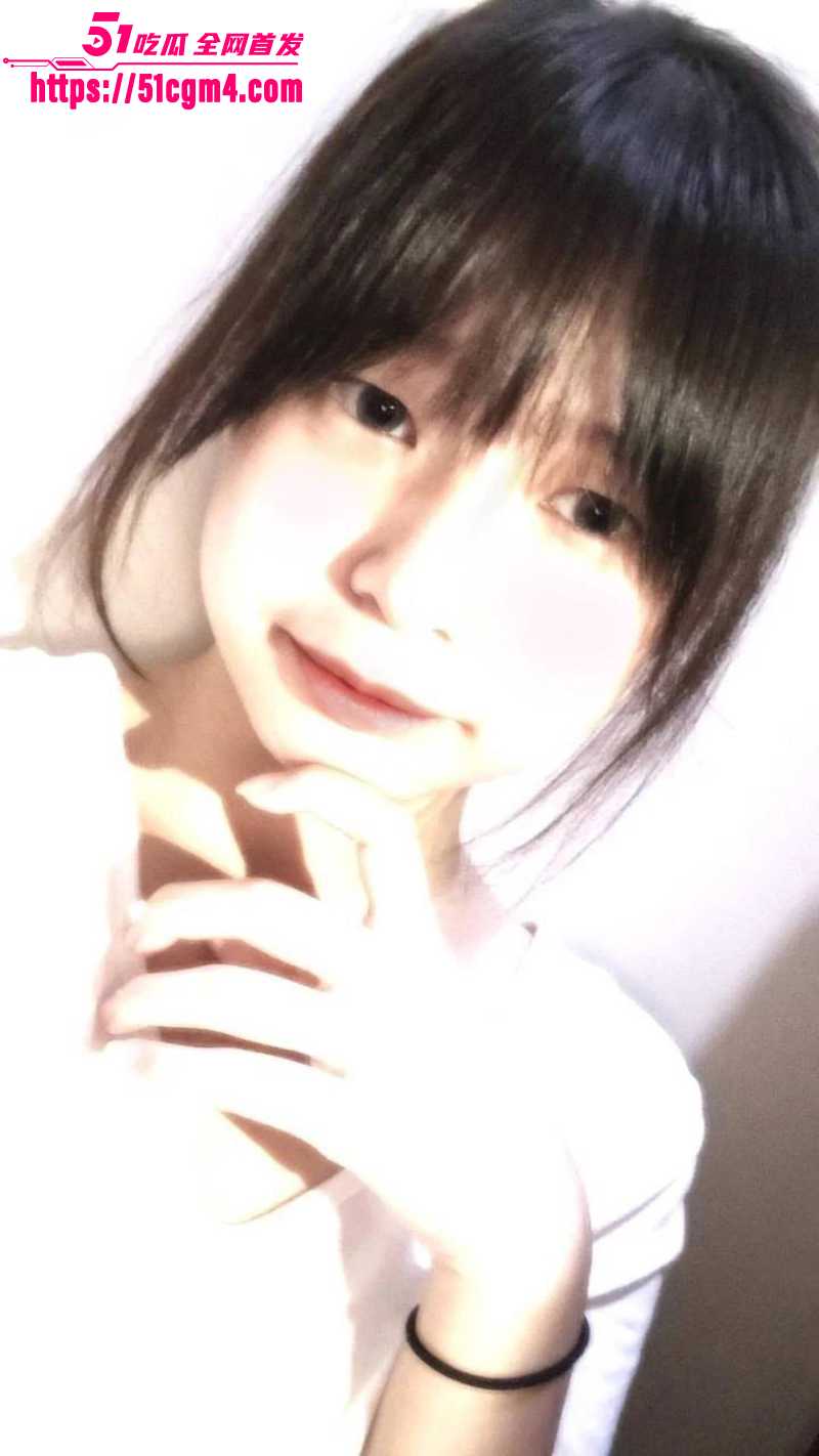 06年大奶学生妹 金主高价定制裸舞 乖乖女变骚浪福利姬 鲜嫩玉体扭动不停 散发致命诱惑！