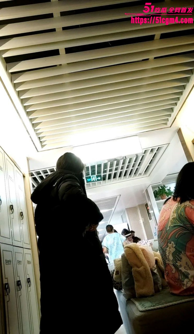 猥琐女顾客真实偷拍澡堂内部 4