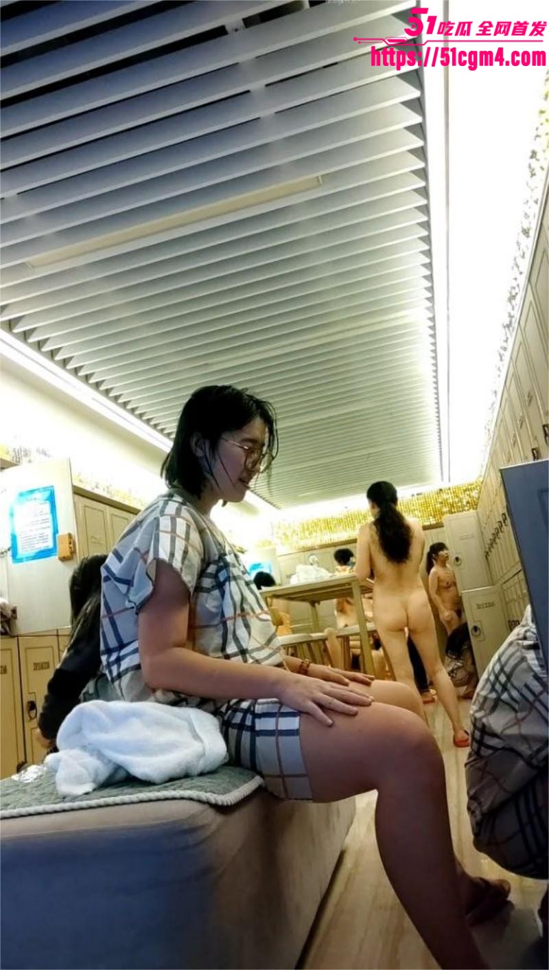 猥琐女顾客真实偷拍澡堂内部 5
