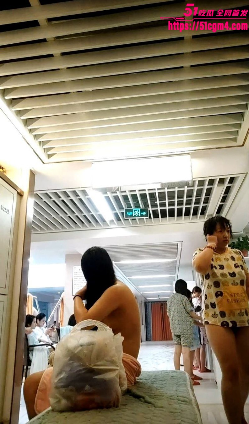 猥琐女顾客真实偷拍澡堂内部 各种少妇熟女全裸擦拭身体 美乳骚穴清晰可见场面尤为劲爆