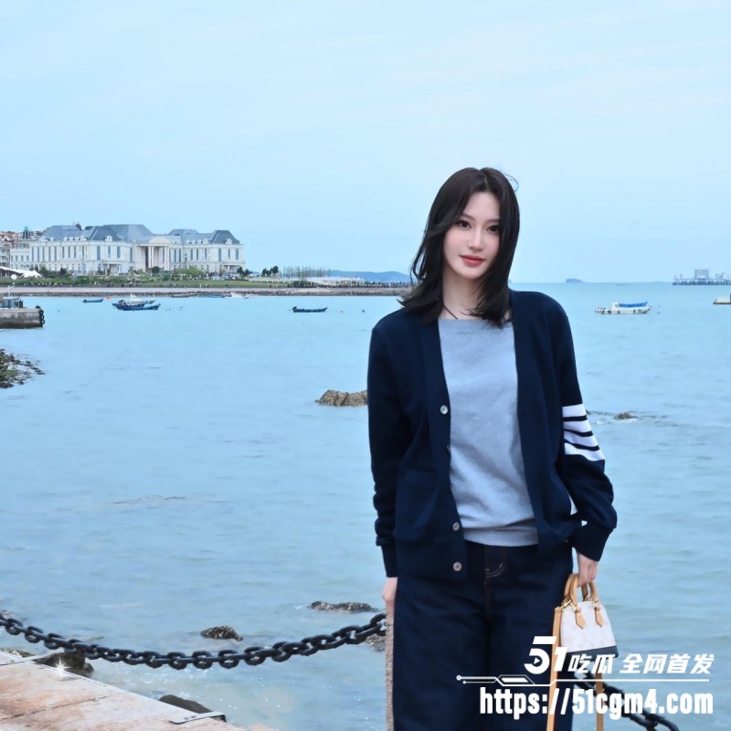 山东美妞 伊春燕 被公司领导调教玩弄 穿着各种制服如同母狗般跪地口交爬行 女上位享受肉棒抽插眼神迷离