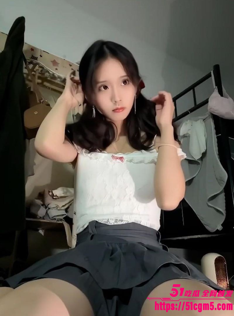 抖音微博擦边网红 穿秋裤的猫 大尺度自慰视频流出 逼脸同框骚态毕露 无毛白虎穴淫水泛滥！